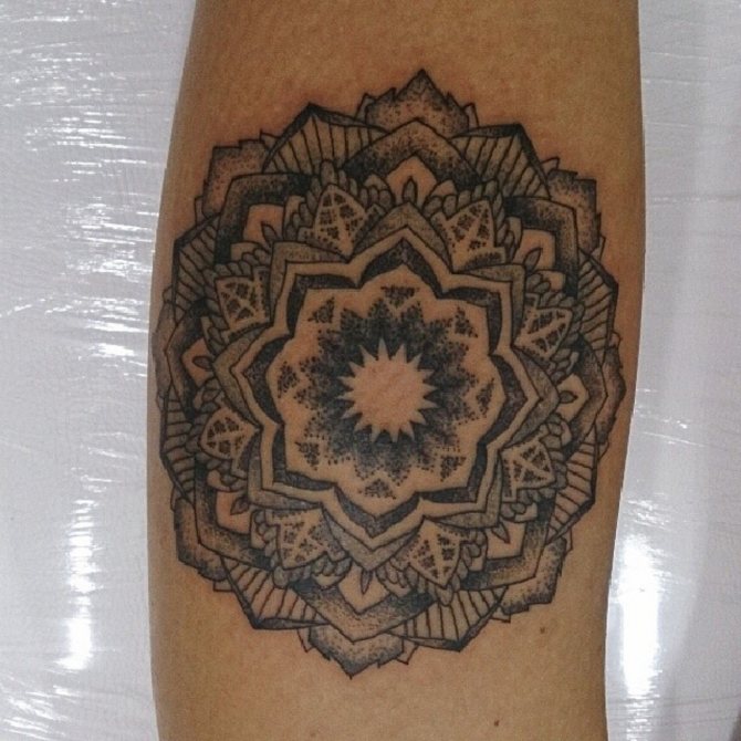 Schwarzes und weißes Mandala-Tattoo