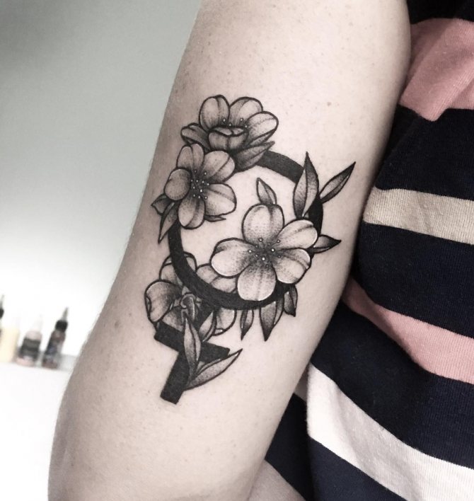 Tatouage noir et blanc d'une fleur de cerisier