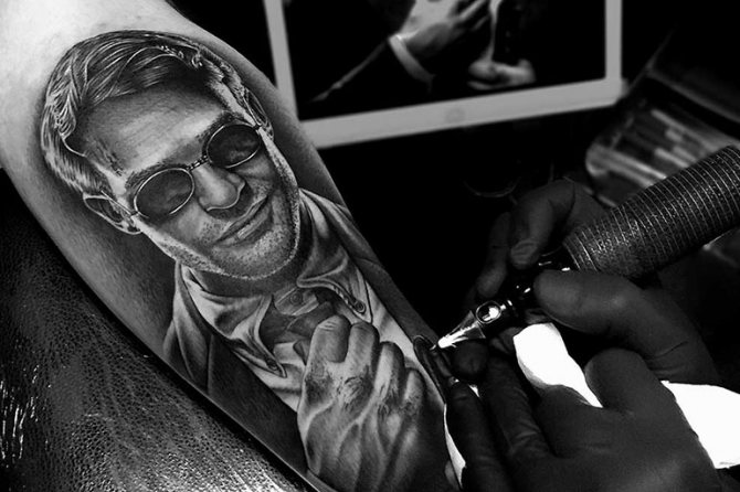 Tatouages noirs et blancs