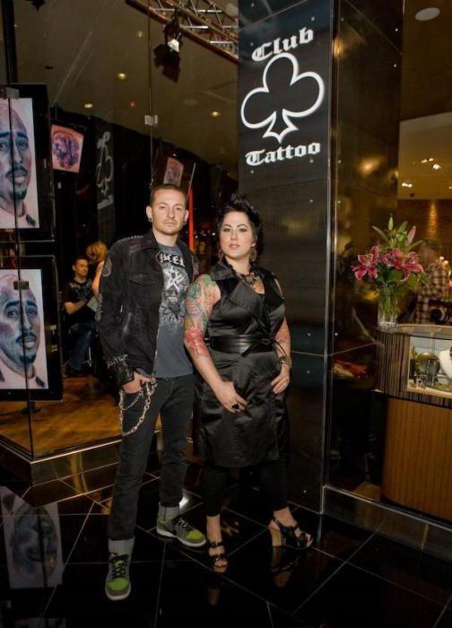 Chester Bennington - finger tattoo