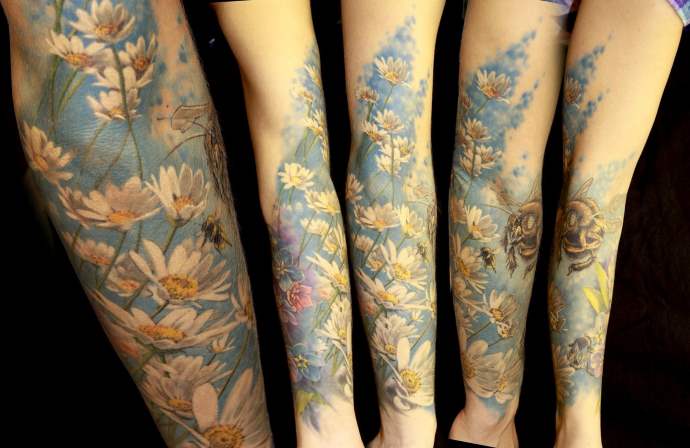 Neli kätt lilledega