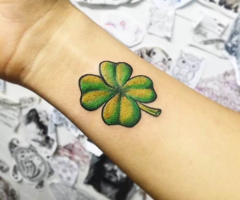 Vierblättriges Kleeblatt: Bedeutung und Foto-Symbol, und Tattoo, wie zu verwenden, um Glück zu gewinnen