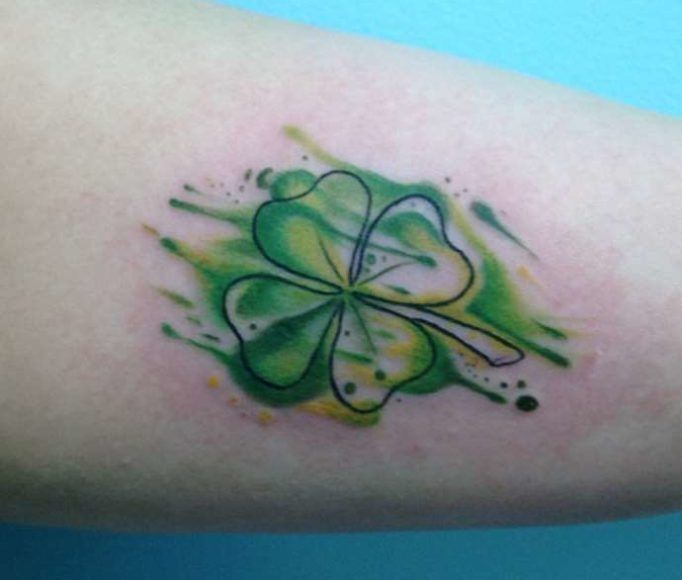 Vierblättriges Kleeblatt: Bedeutung und Foto-Symbol, und Tattoo, wie zu verwenden, um Glück zu gewinnen