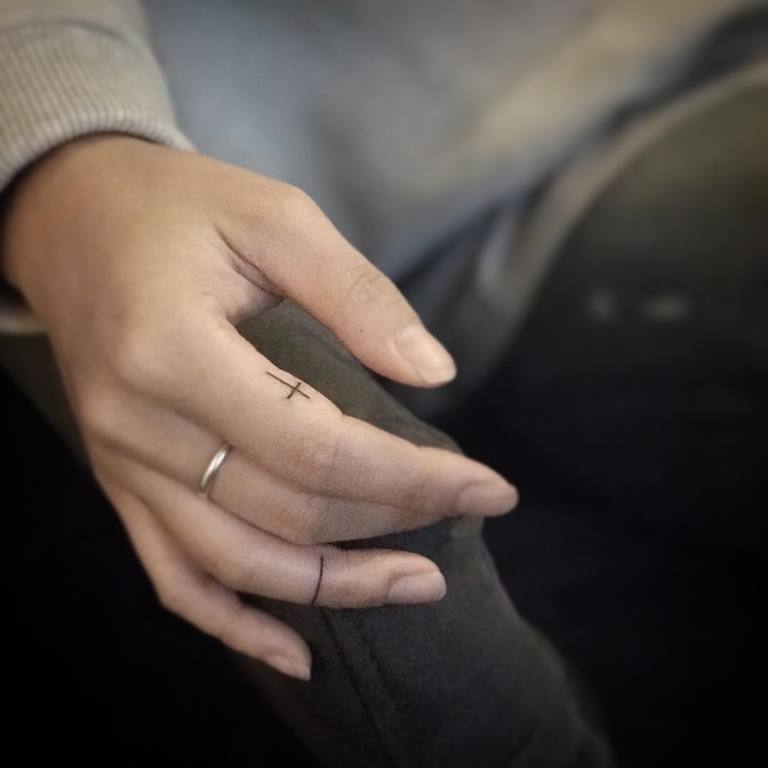 Tattoo Kreuz auf der Hand