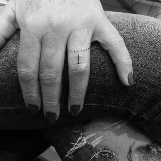 Was bedeutet das Kreuz auf dem Finger?