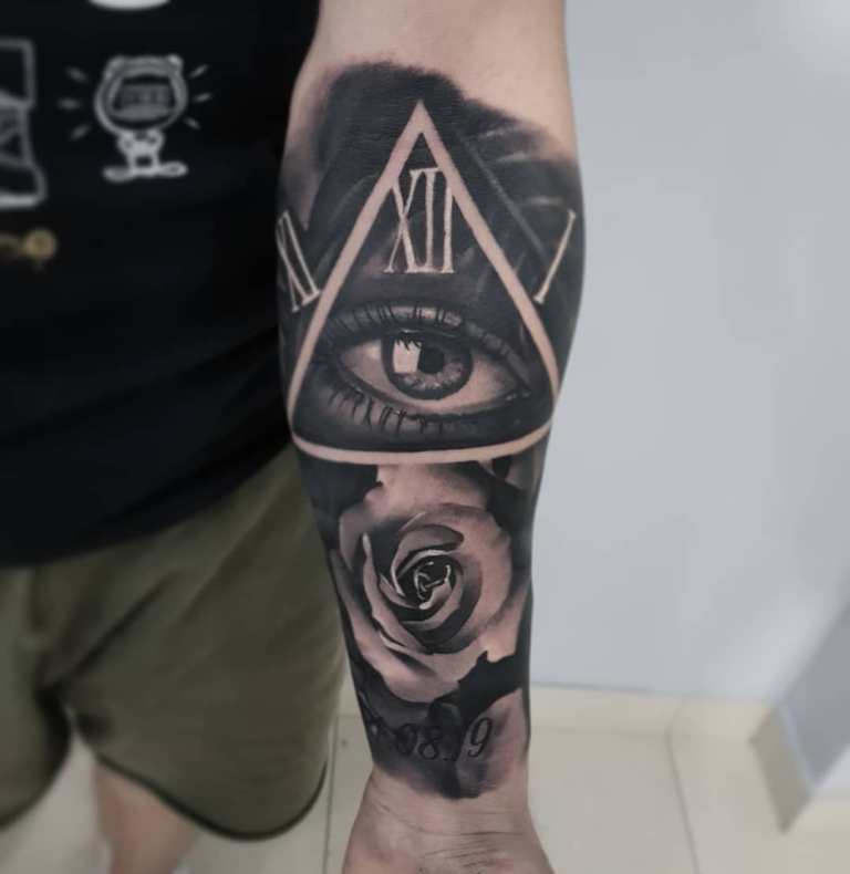 το τατουάζ του ματιού σε ένα τρίγωνο σημαίνει