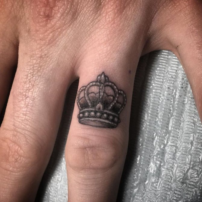 What does tattoo of the crown mean