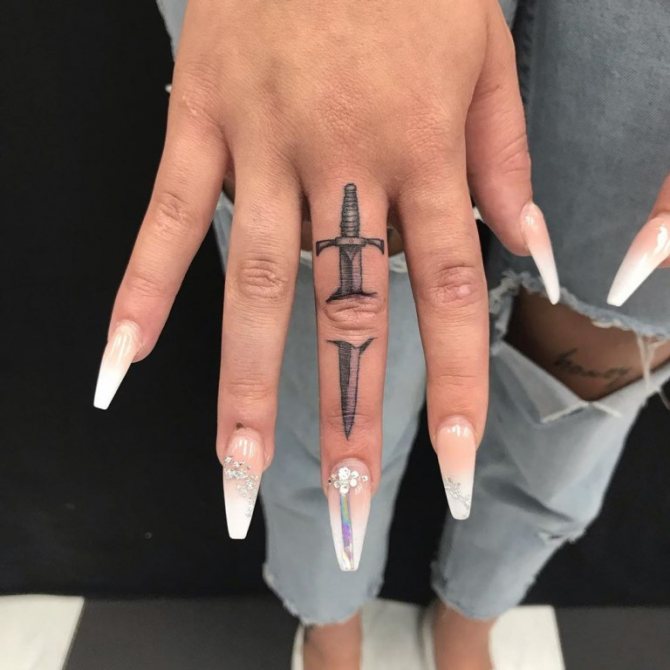 Que signifie le tatouage de couteau sur votre main ?