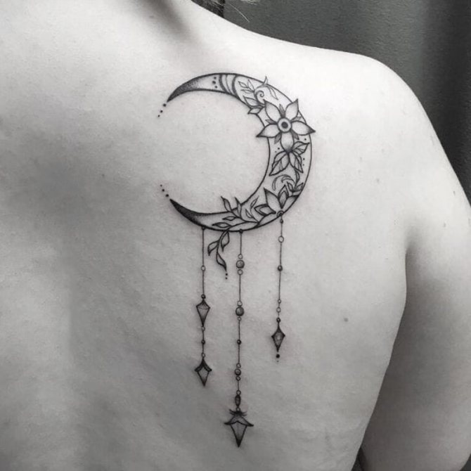 tatouage d'un croissant de lune