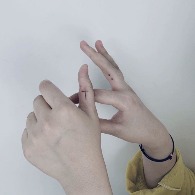 Was bedeutet das Kreuz auf dem Finger?