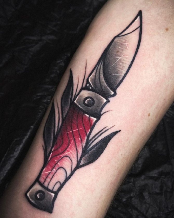 Que signifie le tatouage du couteau ?