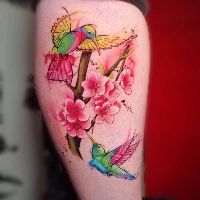 Tatouage de colibri coloré près des fleurs