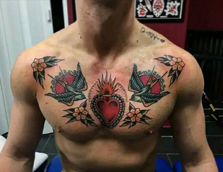 Tatouage en couleur d'hirondelles