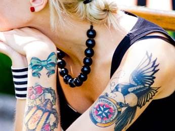 Tatouage coloré sur le biceps d'une femme