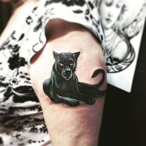 Tatuaje de color de una pantera negra