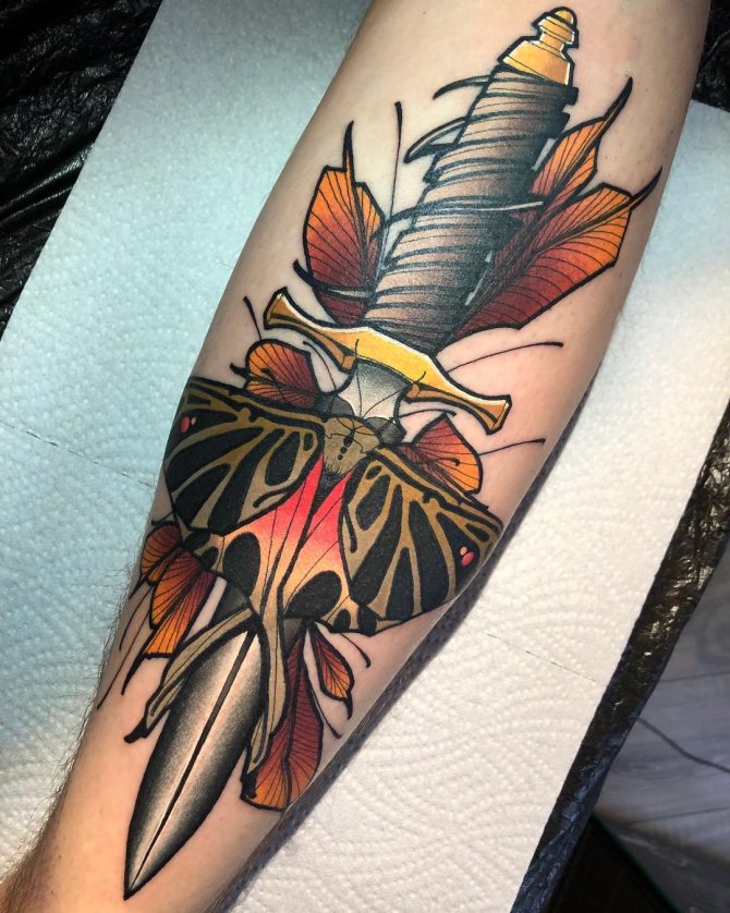 Tatouage de poignard coloré avec papillon sur l'avant-bras