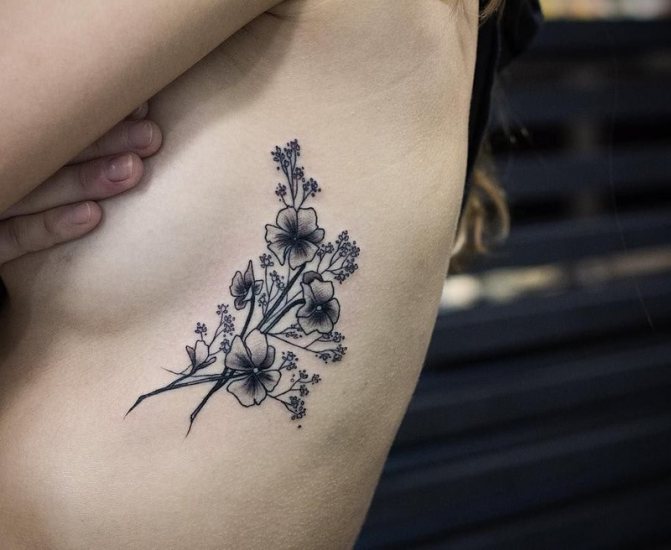 Tatouage fleuri sur le côté, sous la poitrine