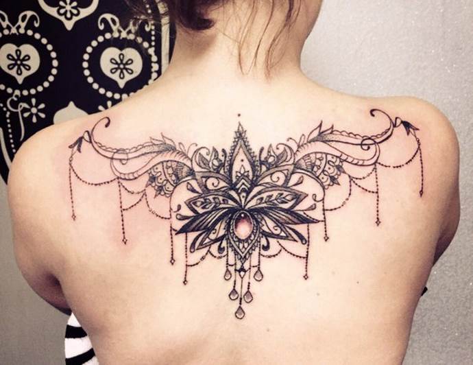 lótuszvirág a hátán