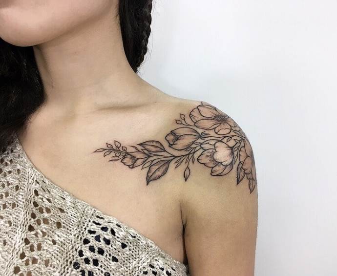 少女の肩に花束を