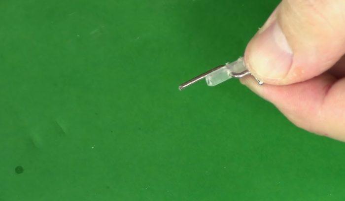 La pièce est insérée dans le trou