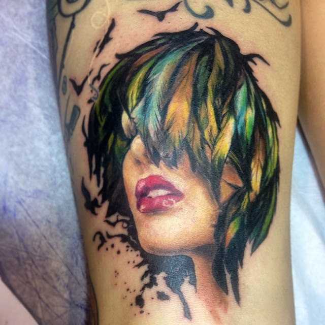 Lányok tetoválás a combon