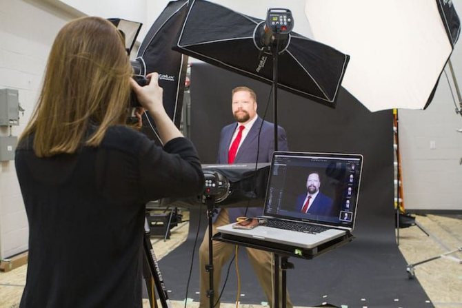 Junges Mädchen Fotograf Foto eines Mannes