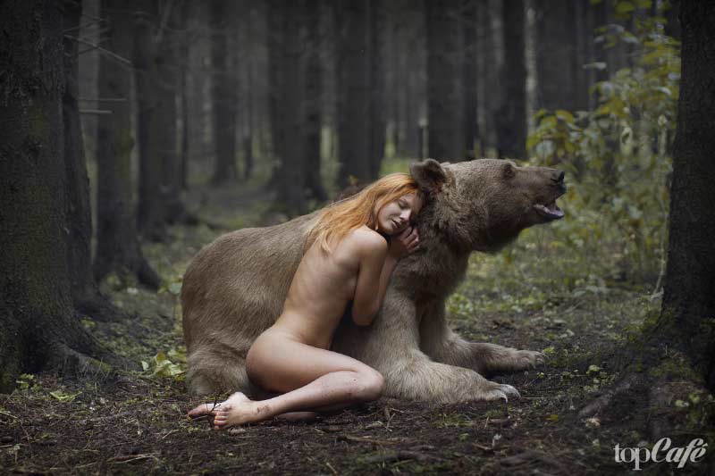 Une fille et un ours