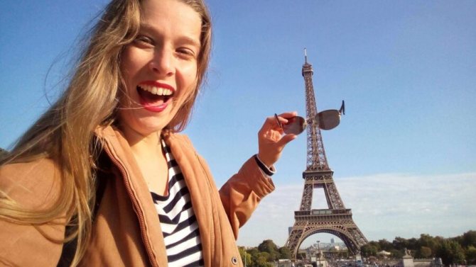 dívka před Eiffelovou věží