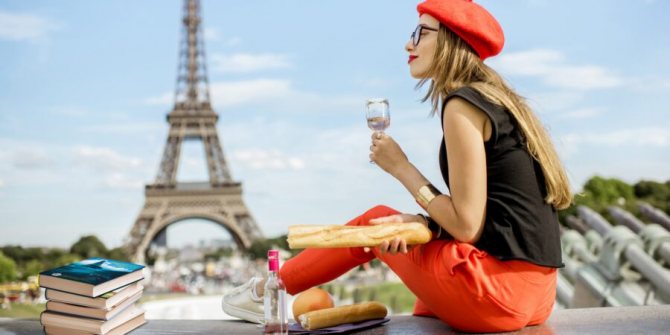 Dívka na pozadí Eiffelovy věže