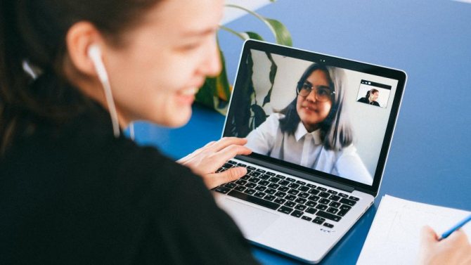 Une fille discutant avec un collègue de Zoom