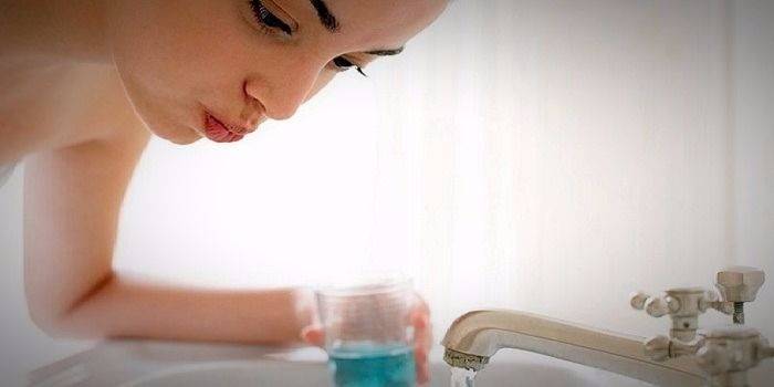 Un bain de bouche pour fille