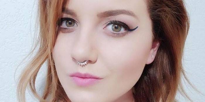 Dívka s piercingem v nosní přepážce