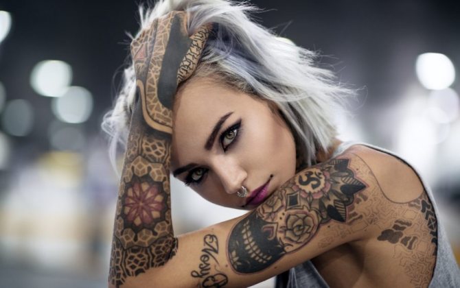 fille avec un tatouage