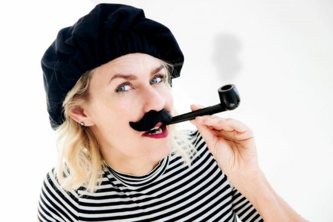 dívka s knírkem a dýmkou