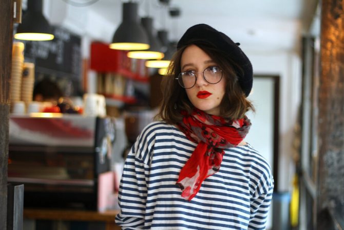 dívka s biretem a brýlemi