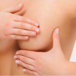 κορίτσι καλύπτει τις θηλές της με την παλάμη του χεριού της