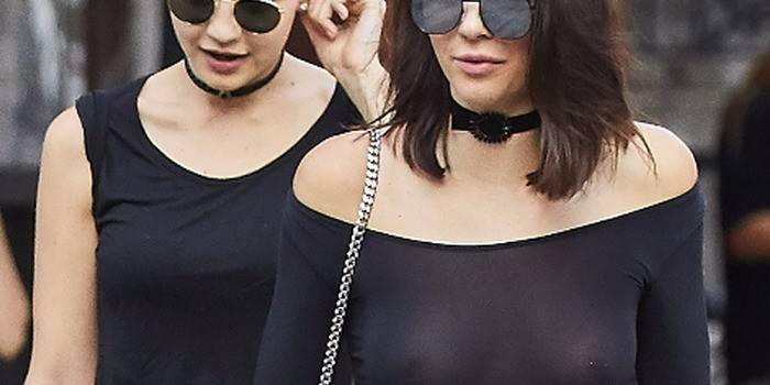 Lányok piercinges mellbimbókkal