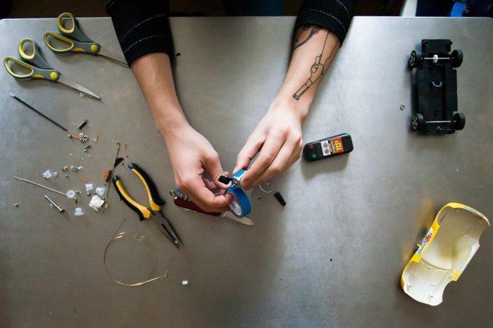 Le ruban adhésif est utilisé pour fixer