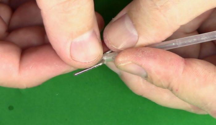 Le ruban adhésif est utilisé pour fixer