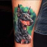tatuaje de doberman en la mano
