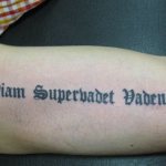 Cestu ti projdeš, vytetuješ latinsky. Fotografie, význam