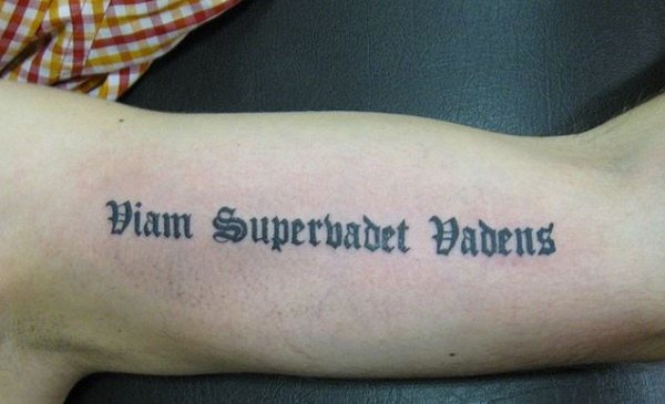 Způsob, jakým se bohatne na tetování v latině. Foto, význam.