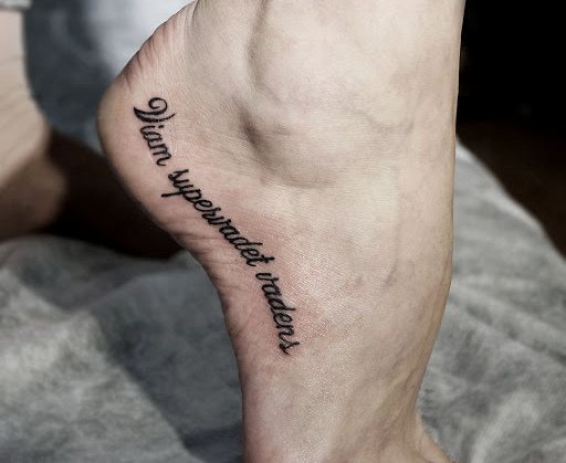 Způsob, jakým se bohatne na tetování v latině. Foto, význam.