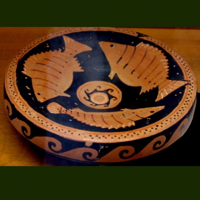 Bol grec ancien avec svastika solaire et trois poissons souriants. Ok. Vème siècle avant Jésus-Christ. Sicile.