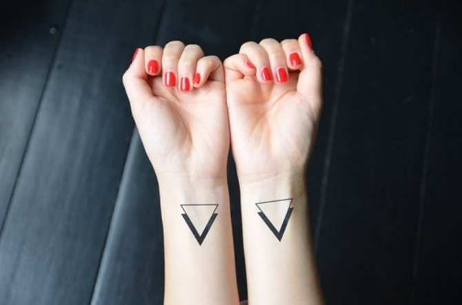 tatouage de deux triangles