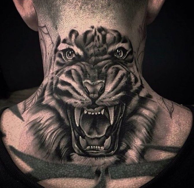 Este impresionante tatuaje de tigre grande es digno de adornar el cuello de un hombre valiente