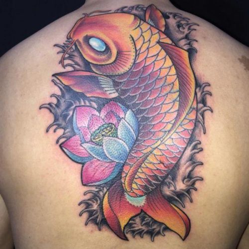 Tatouages japonais colorés avec des poissons koï