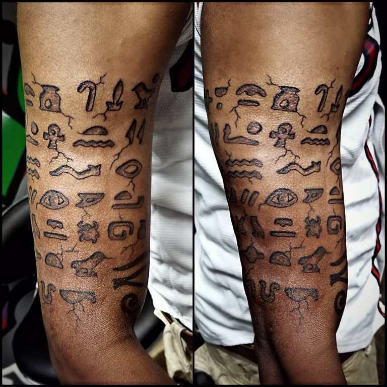 Tatouage de hiéroglyphes égyptiens