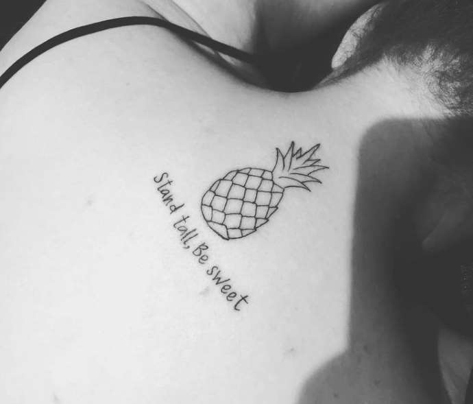 exotische Früchte auf dem Rücken eines Mädchens