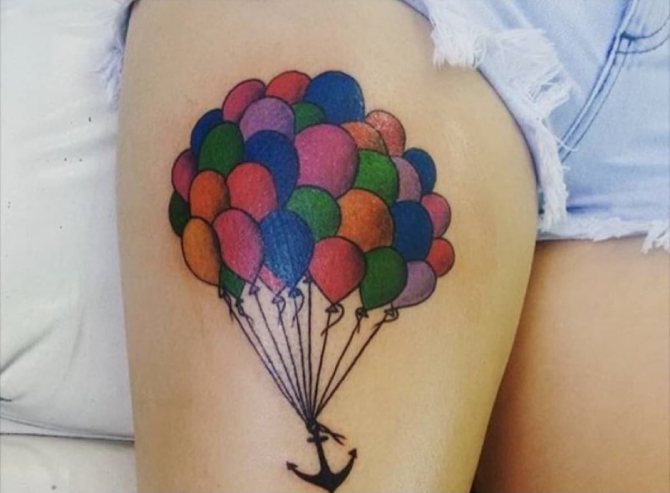 Otro tatuaje de equilibrio con ancla y globos